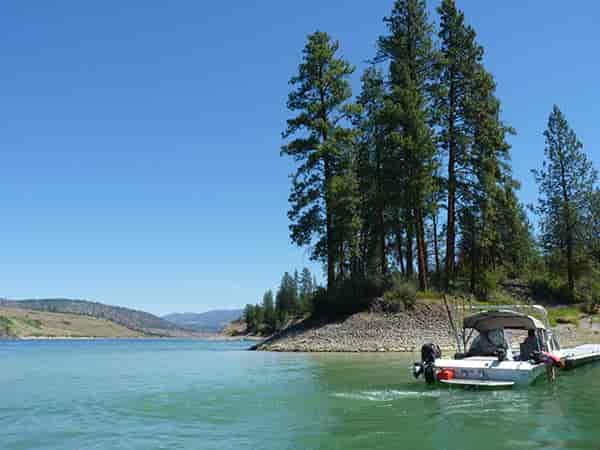 Photo of lone boat on Lake Roosevelt.