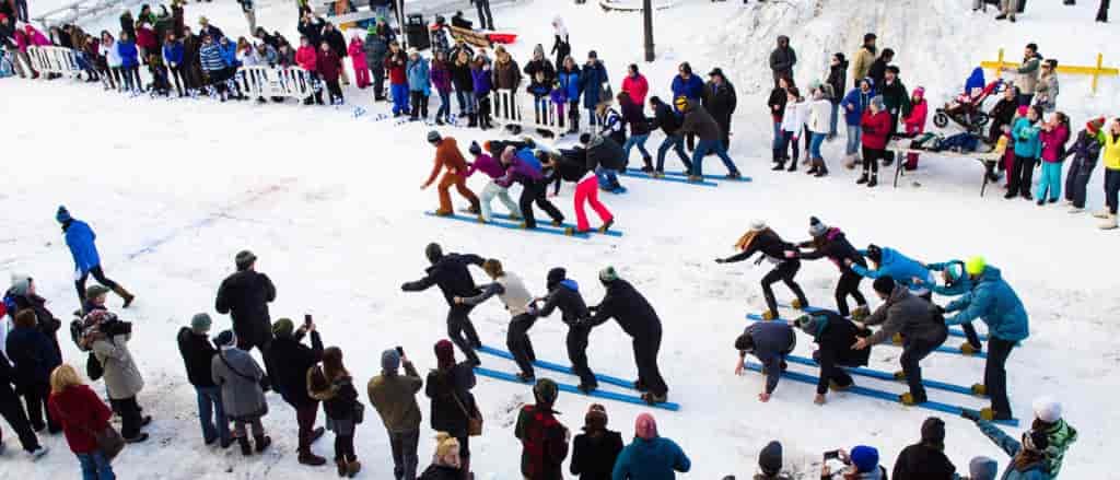 Photo of teams "smooshing" down the center of a crowd.